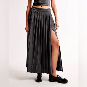 Like New! Abercrombie & Fitch Black mid rise pleated maxi skirt w/side slit Sz M